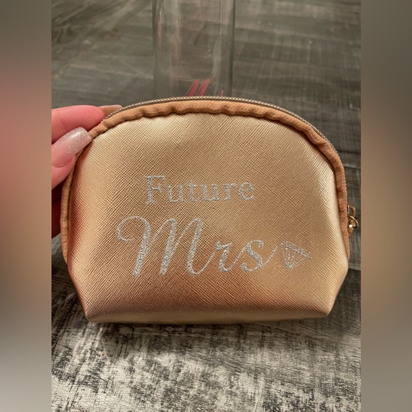 Bride Gift Set - Picture 6 of 12